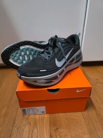 Käytetty Nike Vomero 18 Plus Running Shoes