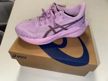 Used Asics NovaBlast 6 bike — image 2 of 4