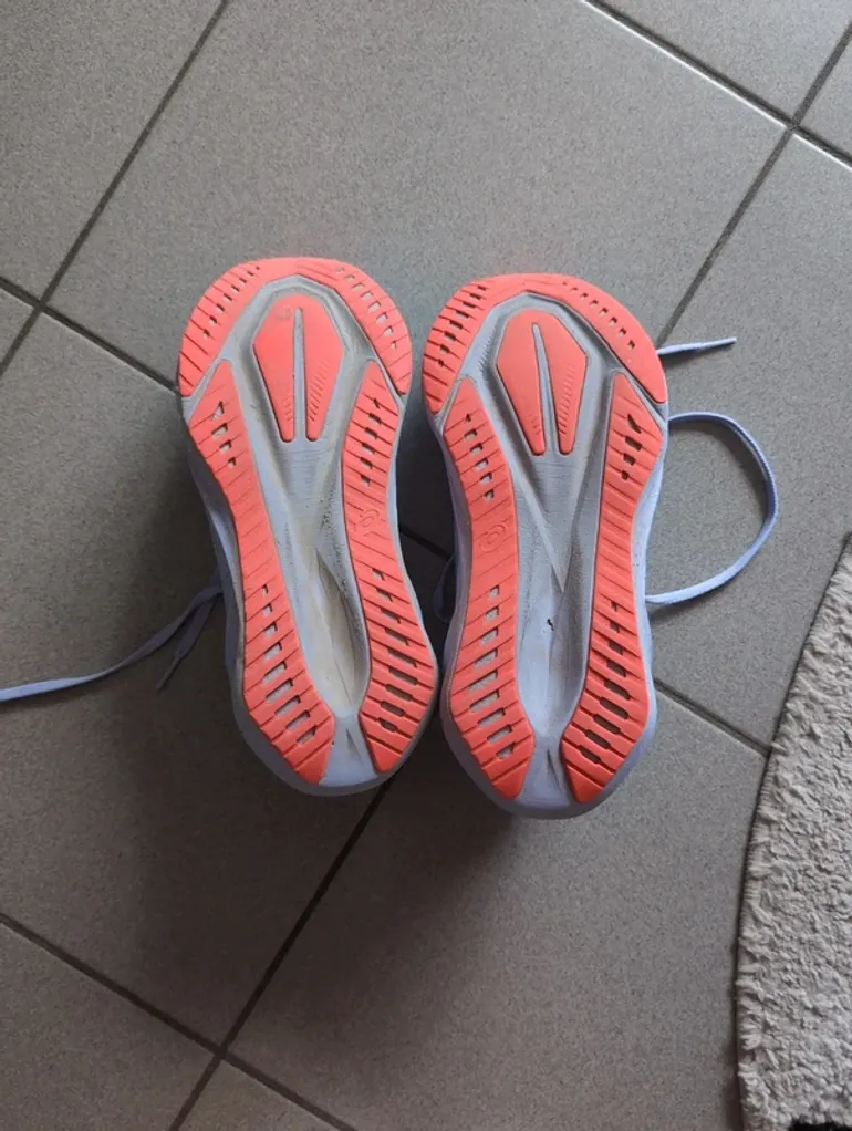 Used Asics Novablast 5 bike — image 5 of 6