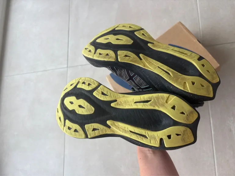 Asics Novablast 3 LE bike d'occasion — image 3 sur 7