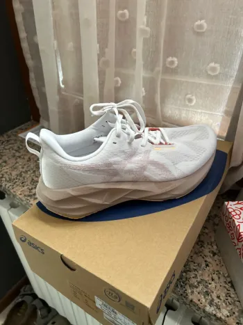 Asics Novablast 5 bike d'occasion — image 2 sur 5