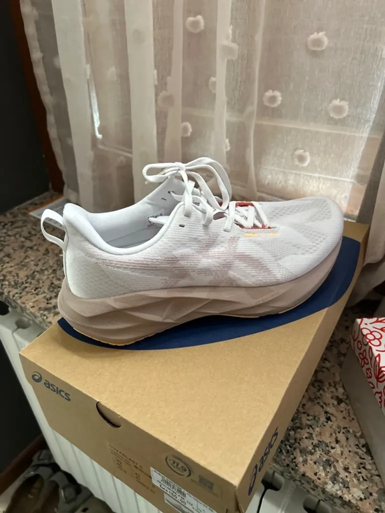 Asics Novablast 5 bike d'occasion — image 2 sur 5