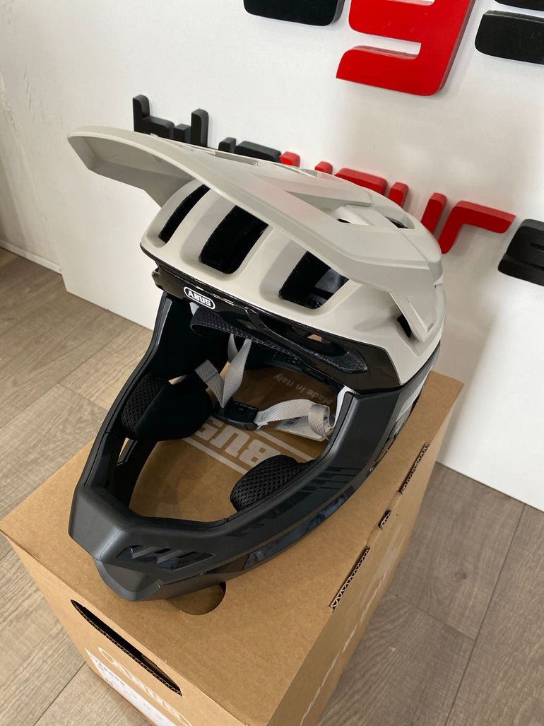 Used ABUS Targon Helmet 2026 bike — image 3 of 5