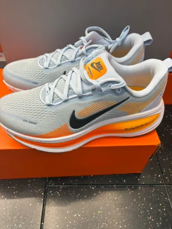 100% Vomero 18 Running Shoes usato