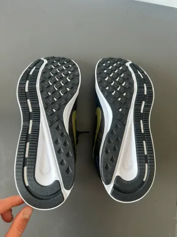 Used Nike Running Shoes bike — image 4 of 4
