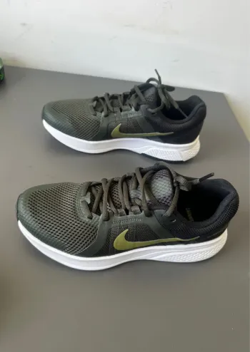 Used Nike Running Shoes bike — image 2 of 4