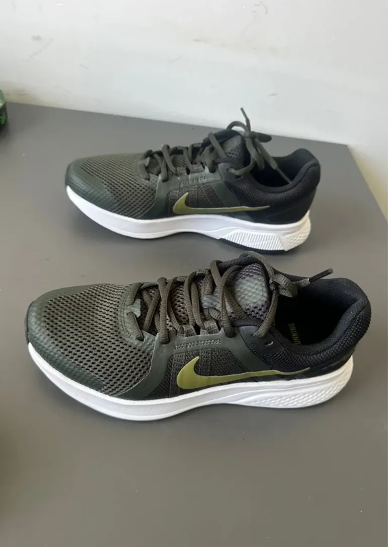 Used Nike Running Shoes bike — image 2 of 4