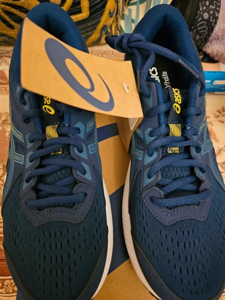 Used Asics Running Shoes bike — image 2 of 4
