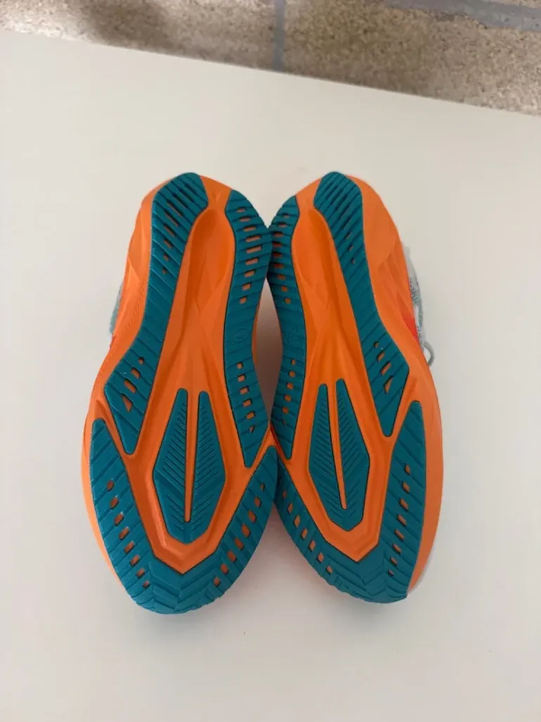 Použité Asics Novablast 5 bike — obrázek 4 z 4