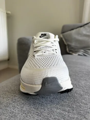 Used White Vomero Plus Run ZoomX bike — image 4 of 9