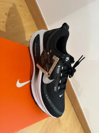 Used Nike Vomero 18 GTX bike — image 3 of 5