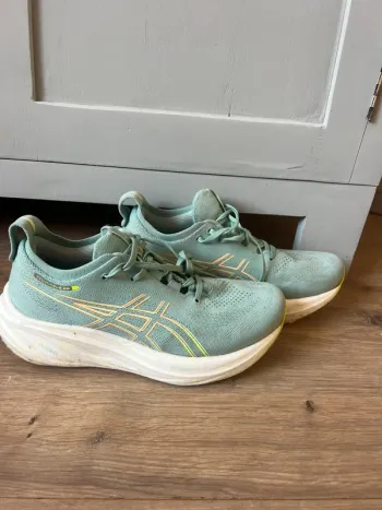 Used Asics Gel Nimbus 26 Running Shoes