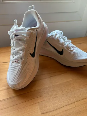 Nike Vomero 18 Running Shoes usato
