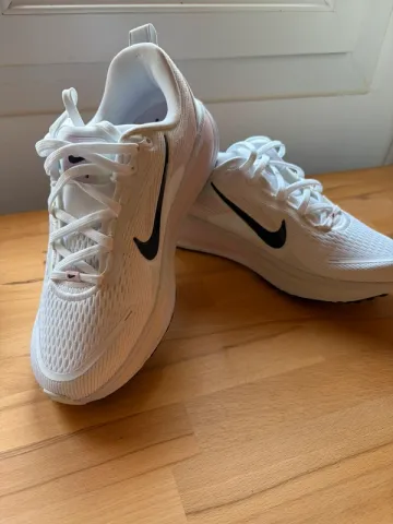 Gebrauchtes Nike Vomero 18 Running Shoes