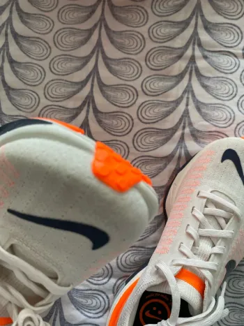 Used Nike Air Zoom Invincible Run bike — image 5 of 13