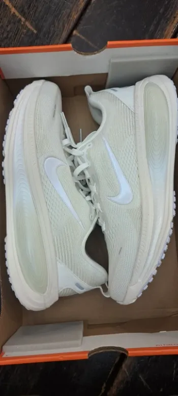 100% Vomero 18 ESS Running Shoes d'occasion