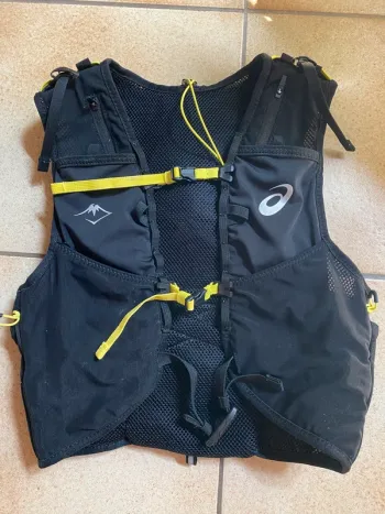 Used Asics Fujitrail 7L Running Accessories