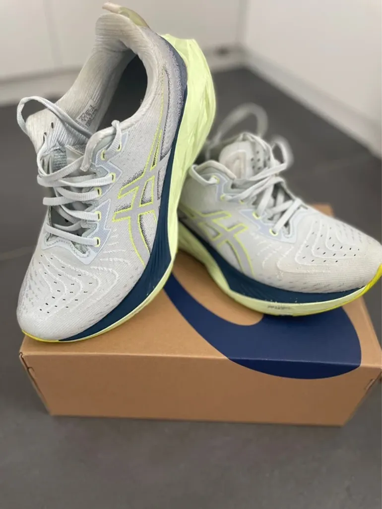 Used Asics Novablast 4 bike — image 2 of 4