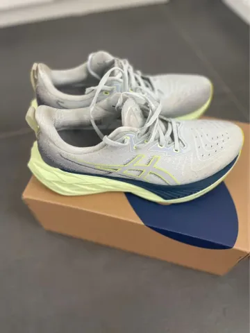 Gebrauchtes Asics Novablast 4 Running Shoes