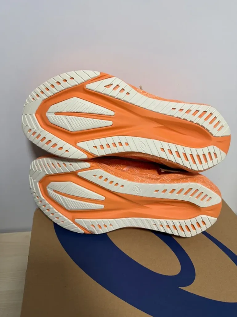 Used Asics Novablast 5 Tokyo bike — image 6 of 8