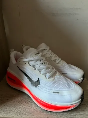 Nike Vomero ZoomX Running Shoes usato
