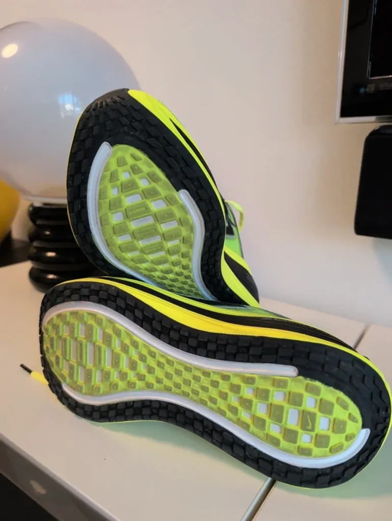 Used Nike Vomero plus SE bike — image 3 of 9