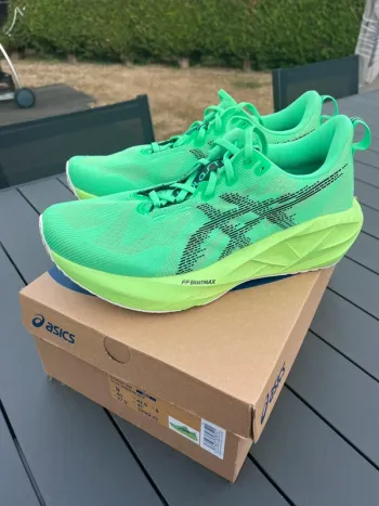 Used Asics Novablast 5 Running Shoes
