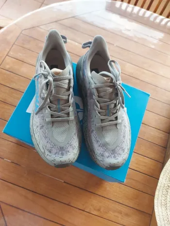 Tweedehands Hoka Speedgoat 6 bike — afbeelding 2 van 4