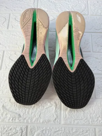 Nike ZoomX Vaporfly Next% 4 bike d'occasion — image 9 sur 9