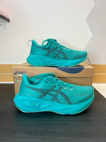 Used Asics Novablast 5 Running Shoes