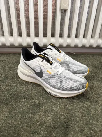 Used Nike Structure 25 Running Shoes