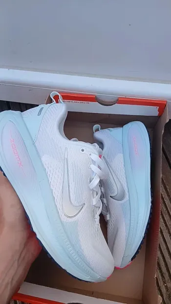 Used White Vomero 18 Running Shoes