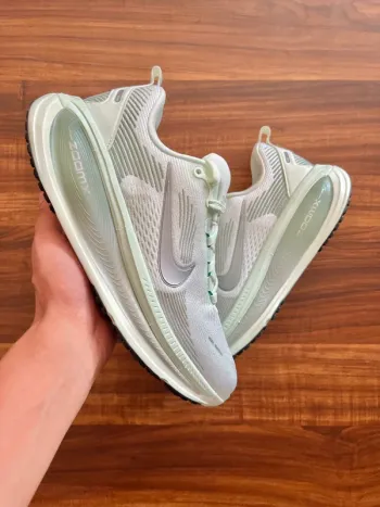 Nike Vomero 18 Running Shoes usato