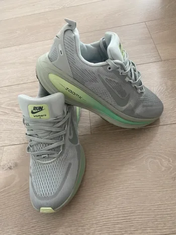 Tweedehands Nike Vomero 18 bike — afbeelding 2 van 8