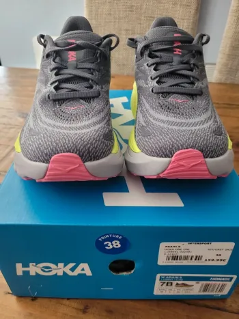 Käytetty Hoka Arahi 8 Running Shoes