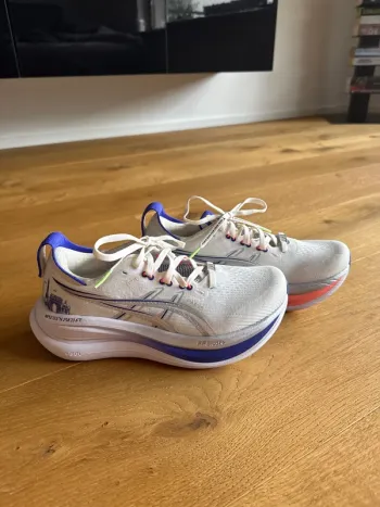 Käytetty Asics Gel-Nimbus 28 Paris Running Shoes