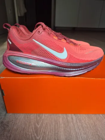 Used Nike Vomero 18 SE2 Running Shoes