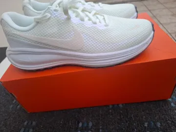 Brugt White Revolution 8 Running Shoes