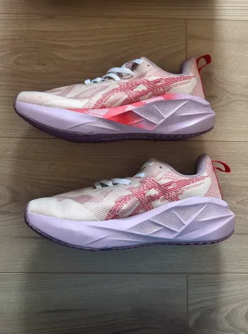Käytetty Asics Novablast 5 Running Shoes