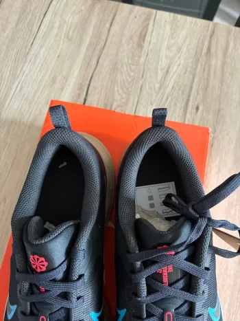 Used Nike Running Shoes bike — image 4 of 6