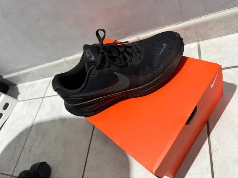 Tweedehands Nike Revolution 8 bike — afbeelding 2 van 3
