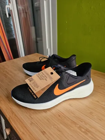 Used Nike Running Shoes bike — image 3 of 7