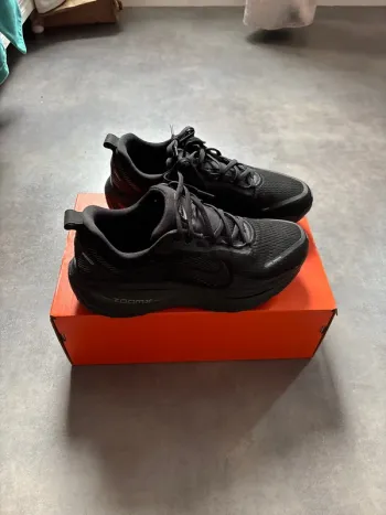 Używany Nike Vomero 18 Running Shoes