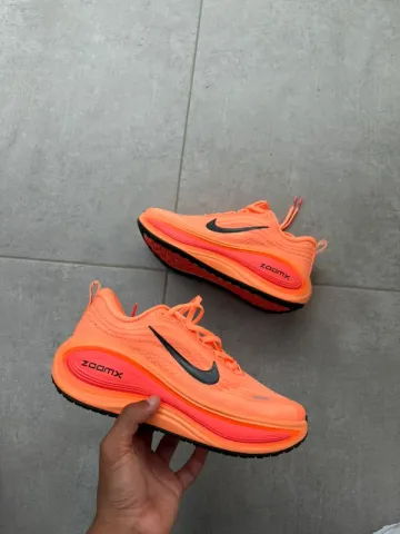 Gebrauchtes Orange Vomero Running Shoes