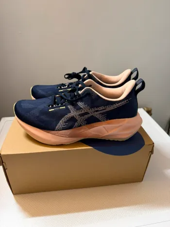 Brugt Asics Novablast 5 Running Shoes
