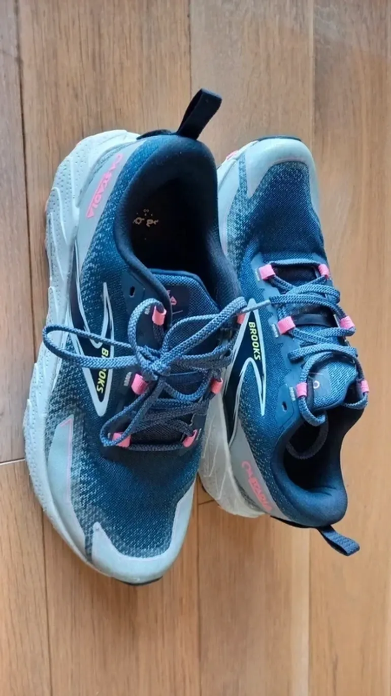 Used Brooks Cascadia 18 bike — image 3 of 6