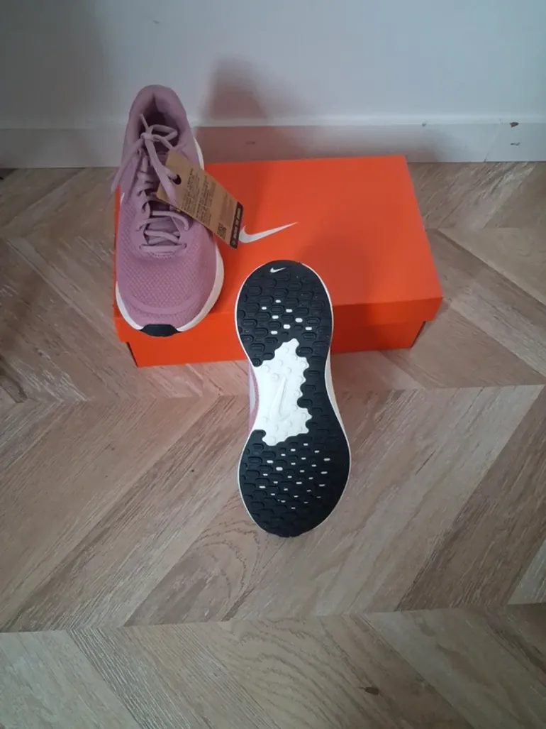 Nike Revolution 7 bike d'occasion — image 3 sur 6