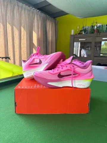 Used Autre Zoom Fly 6 Running Shoes