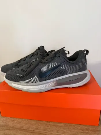 Used White Vomero Running Shoes