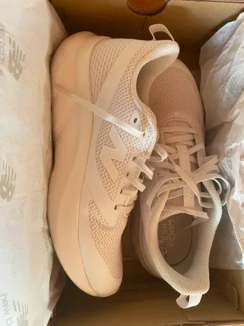 Used New Balance Basket blanches Running Shoes